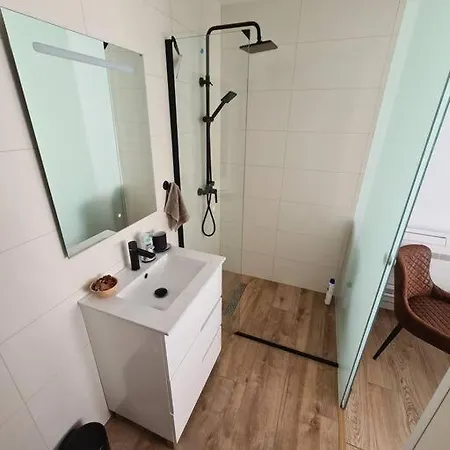 New Alexandra Apartment, 2 Min 40 Sec From Beach *